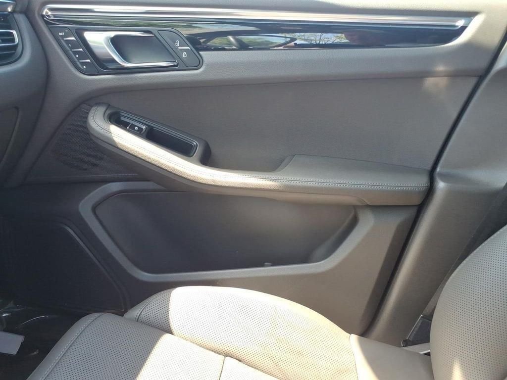 Used 2025  Porsche Base image 26