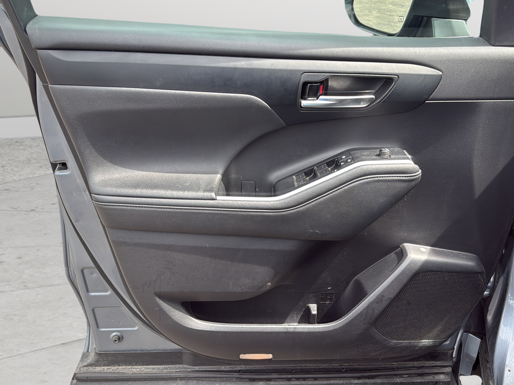 Used 2021  Toyota XLE image 17