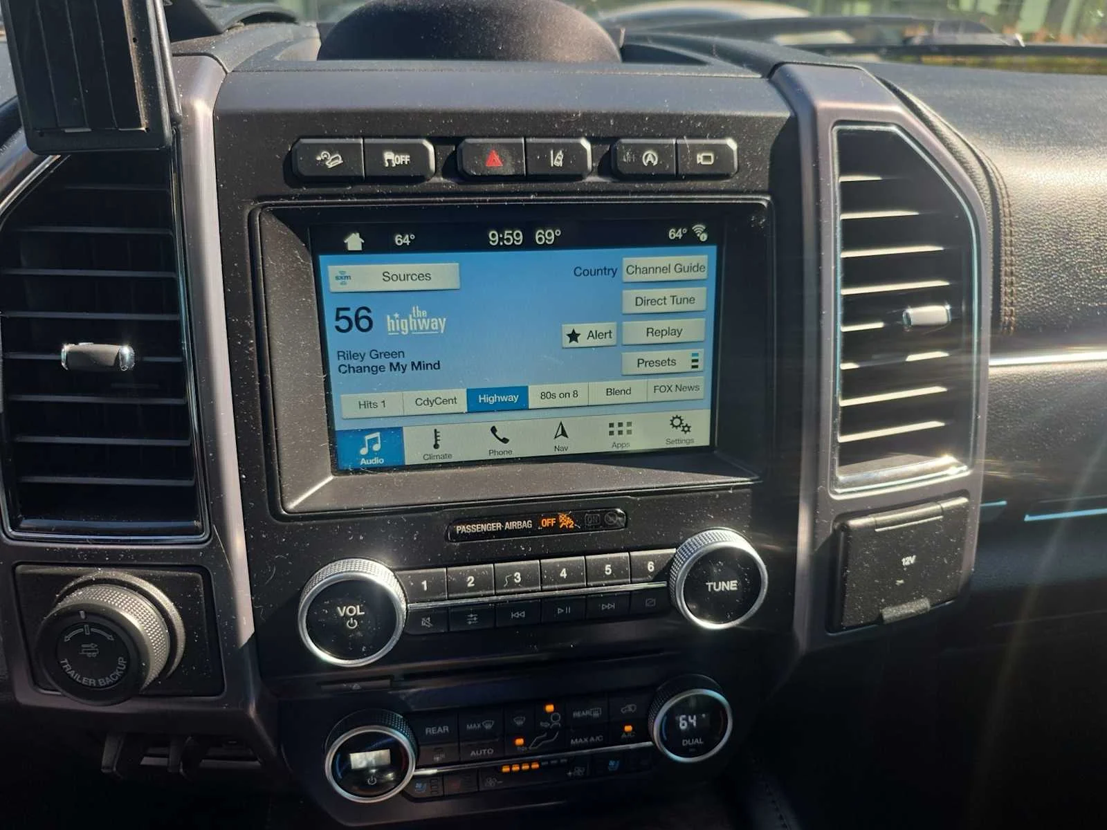 Used 2018 White Platinum Metallic Tri-Coat Ford Platinum image 13