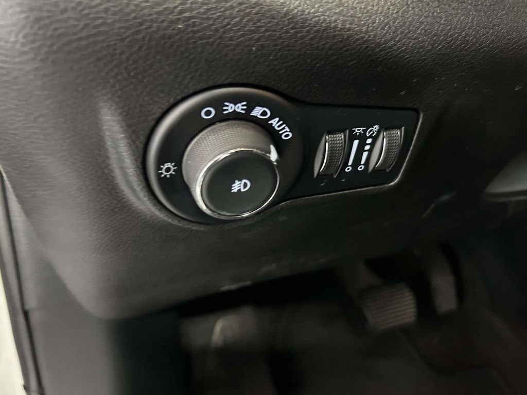 Used 2024 White Jeep Latitude image 17