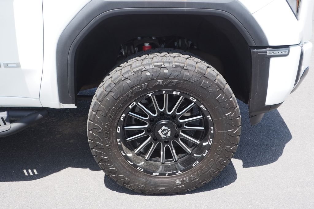 Used 2024 White GMC AT4 image 10