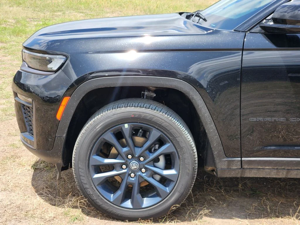 New 2026 Diamond Black Crystal Pearl-Coat Exterior Paint Jeep  image 6