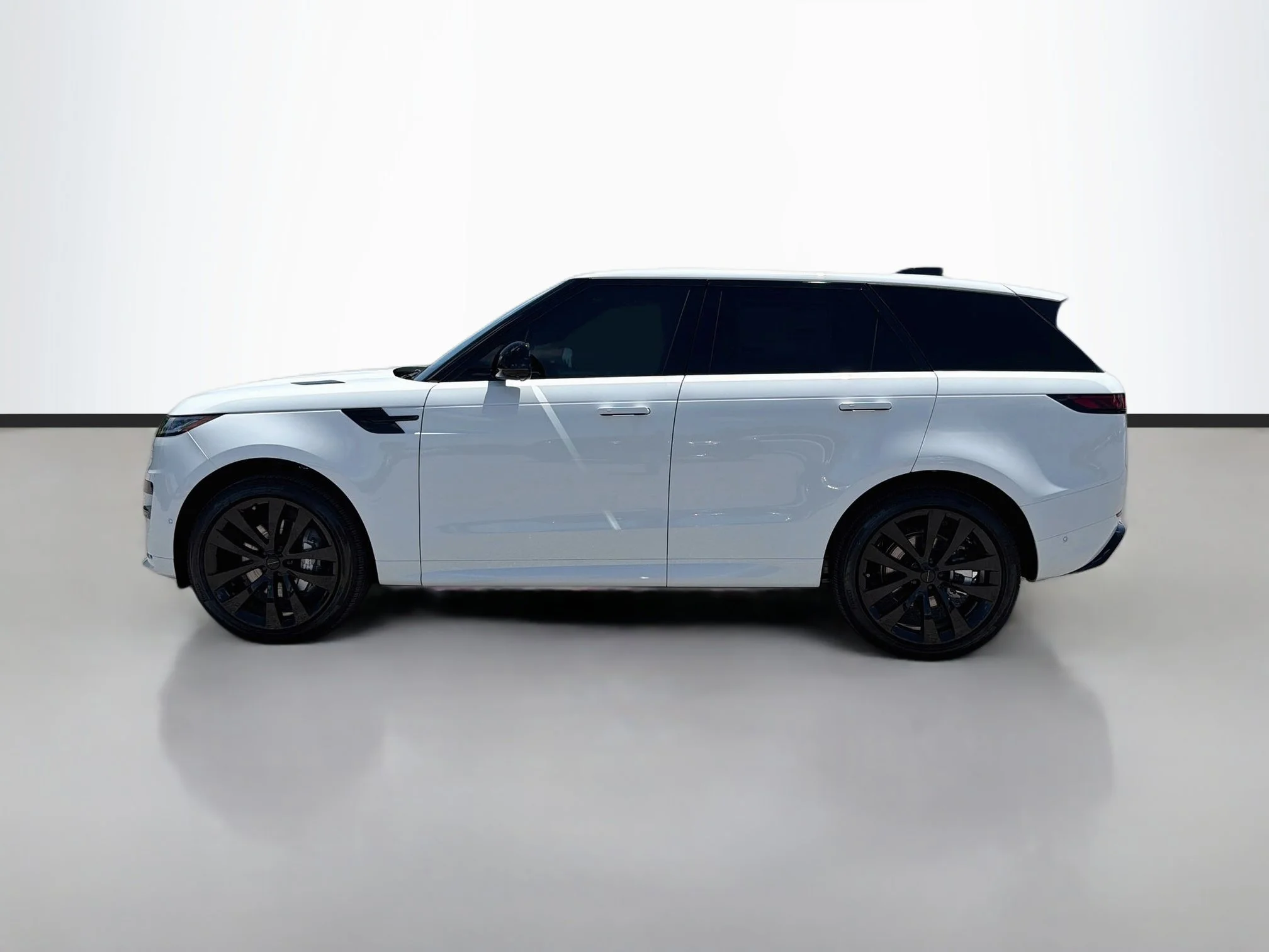 New 2026 Fuji White Land Rover Dynamic SE image 2