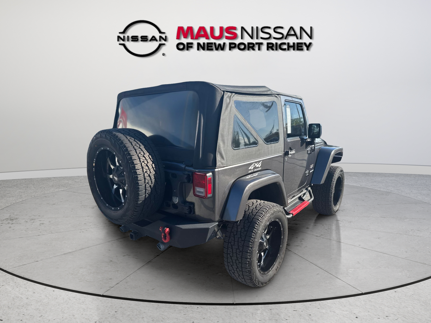 Used 2017 Gray Jeep Sahara image 7