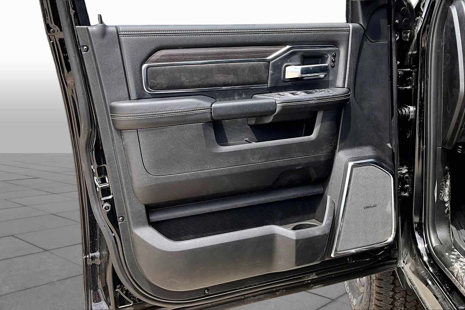 New 2026 Diamond Black Crystal Pearl-Coat Exterior Paint RAM Laramie image 11
