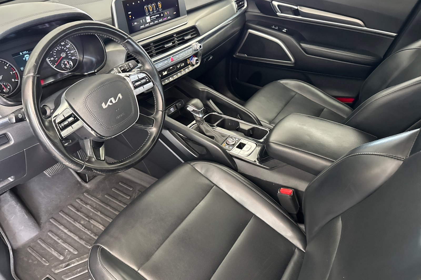 Used 2022 GRAY Kia LX image 9