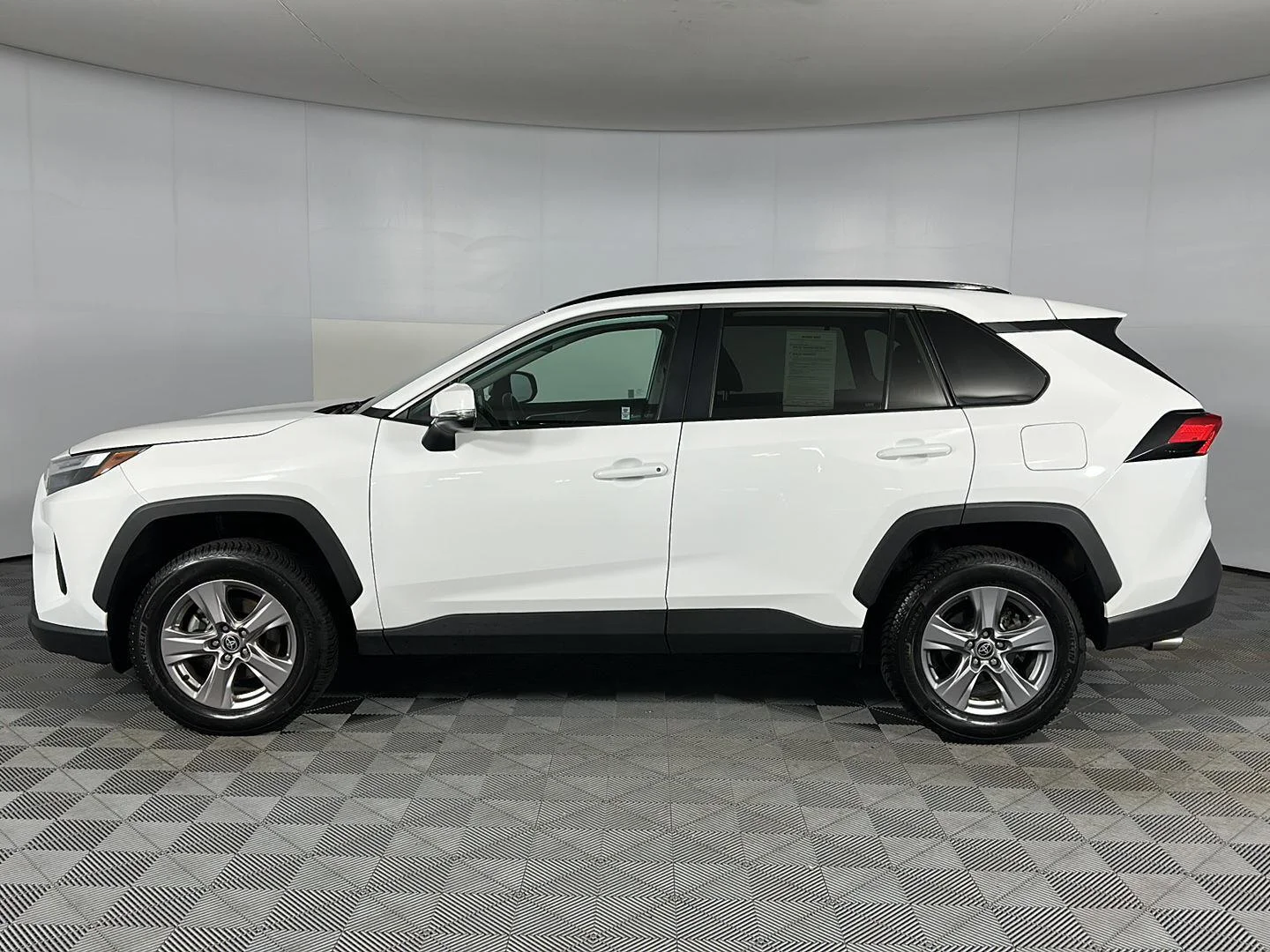 Used 2022 White Toyota XLE image 16