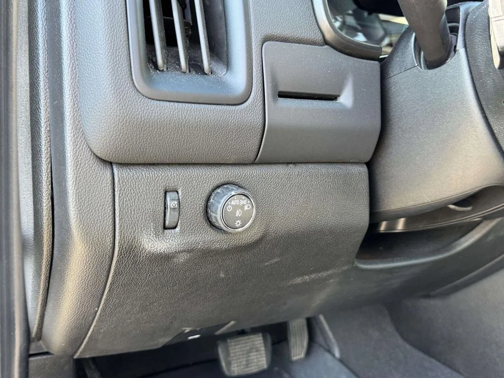 Used 2022 White Chevrolet LT image 28