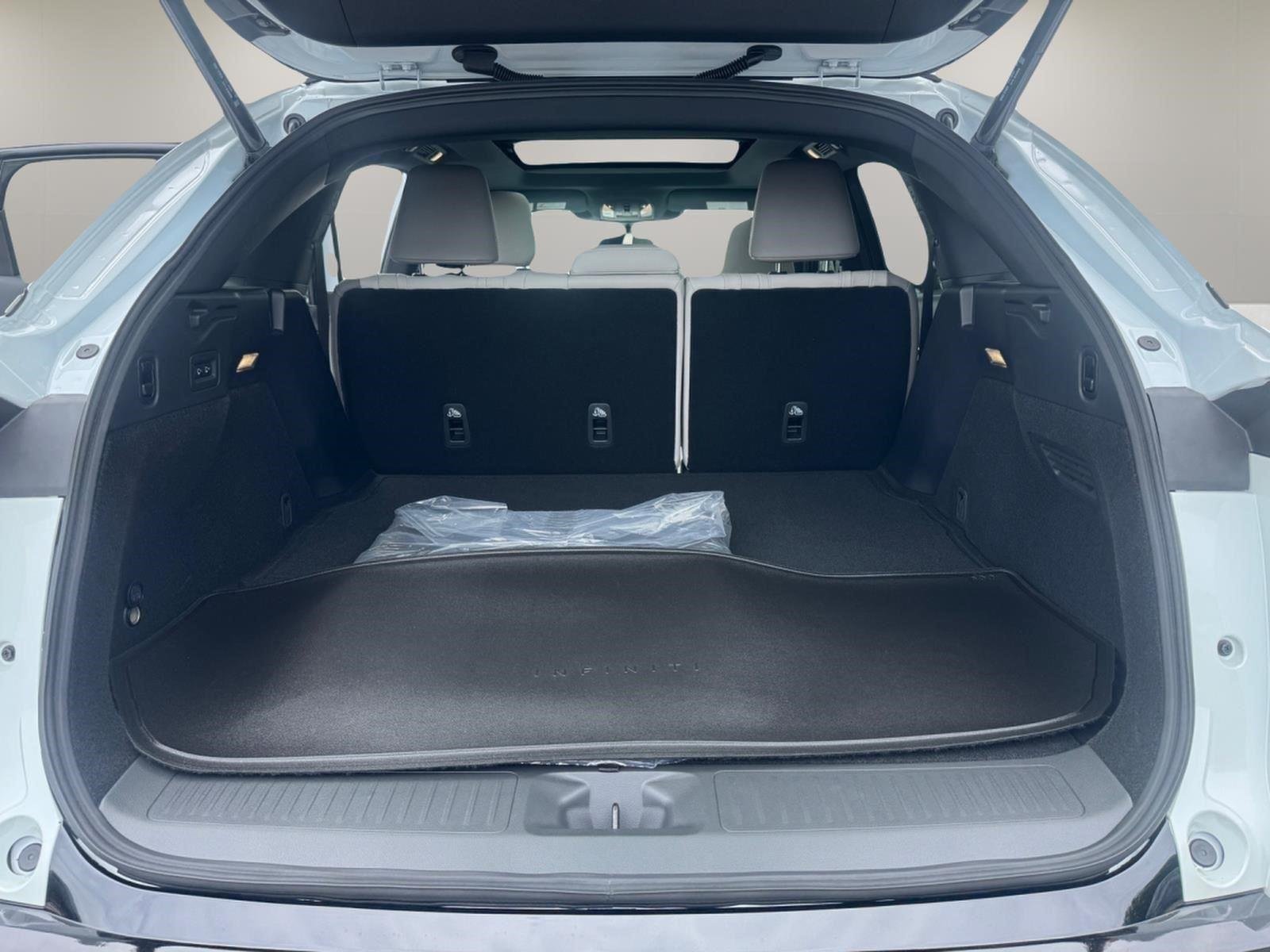 New 2027 RADIANT WHITE INFINITI Luxe AWD image 12