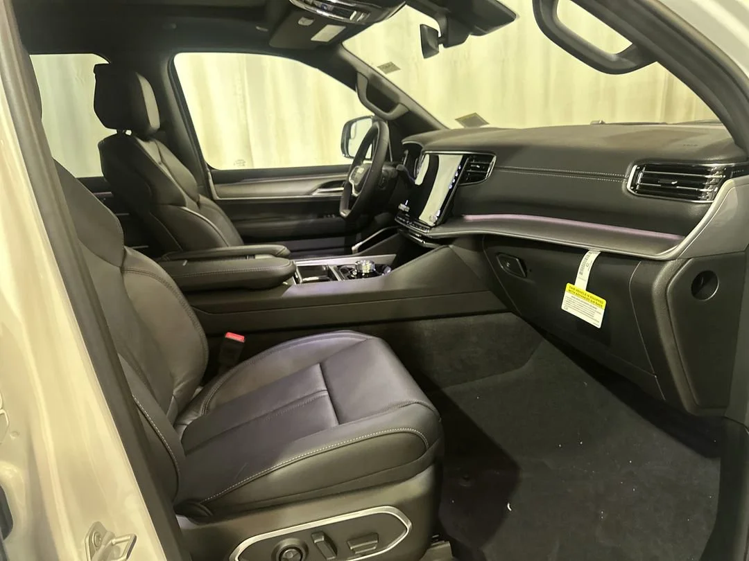 New 2026 Bright White Clear-Coat Exterior Paint Jeep Limited Altitude image 15