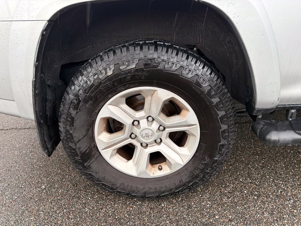 Used 2018 Classic Silver Metallic Toyota SR5 image 26