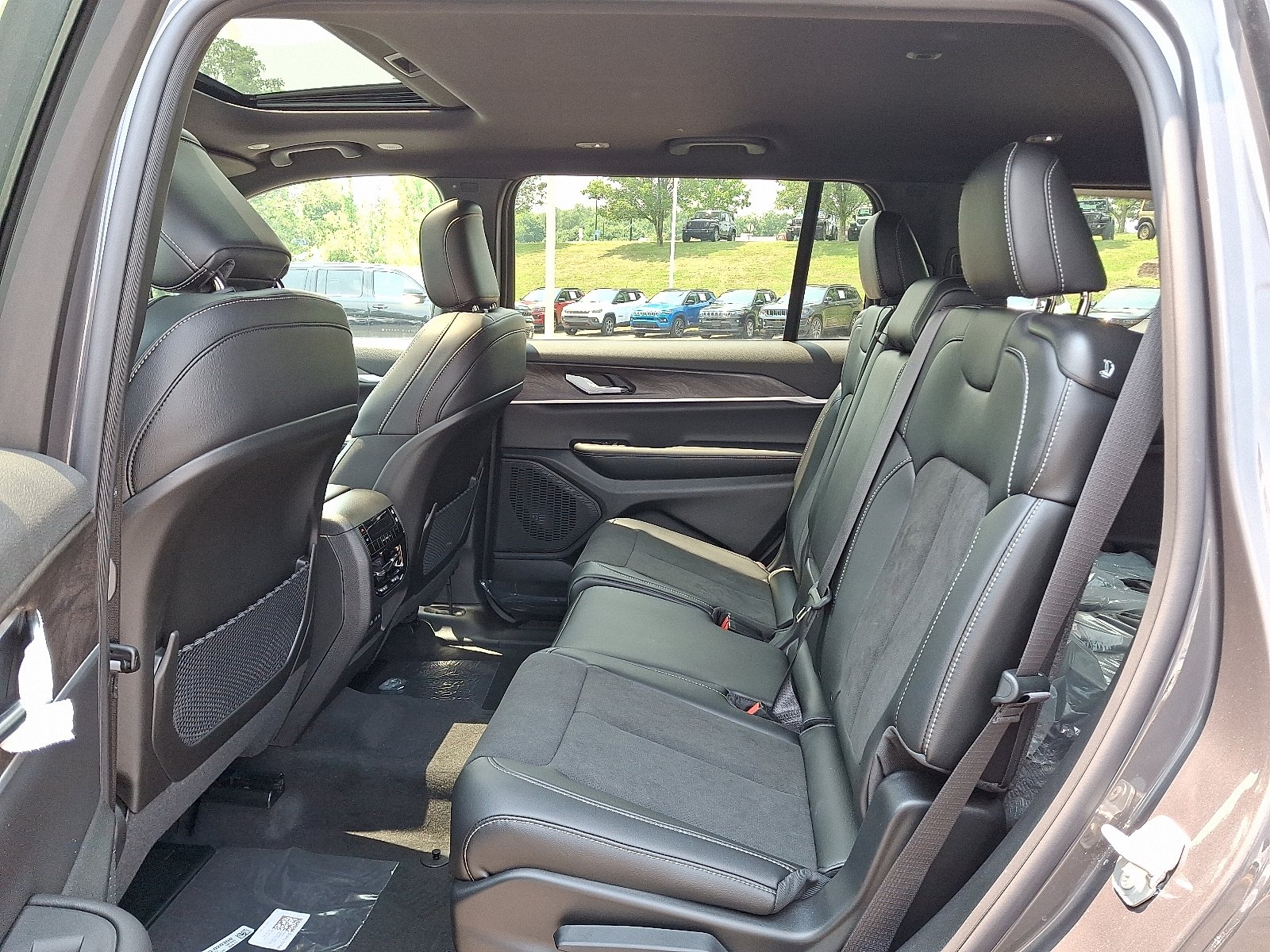 New 2026 Baltic Gray Metallic Clear-Coat Exterior Paint Jeep Altitude 4x4 image 6