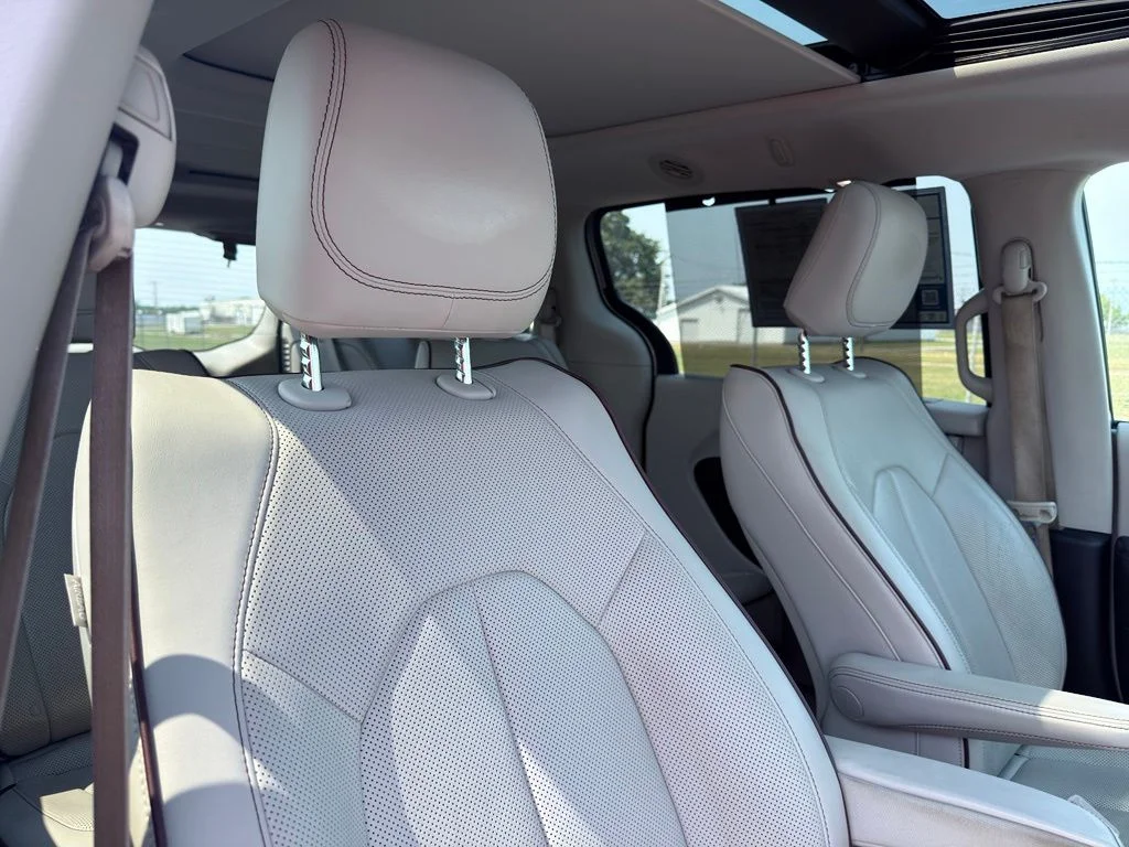 Used 2017 Silver Chrysler Limited image 38