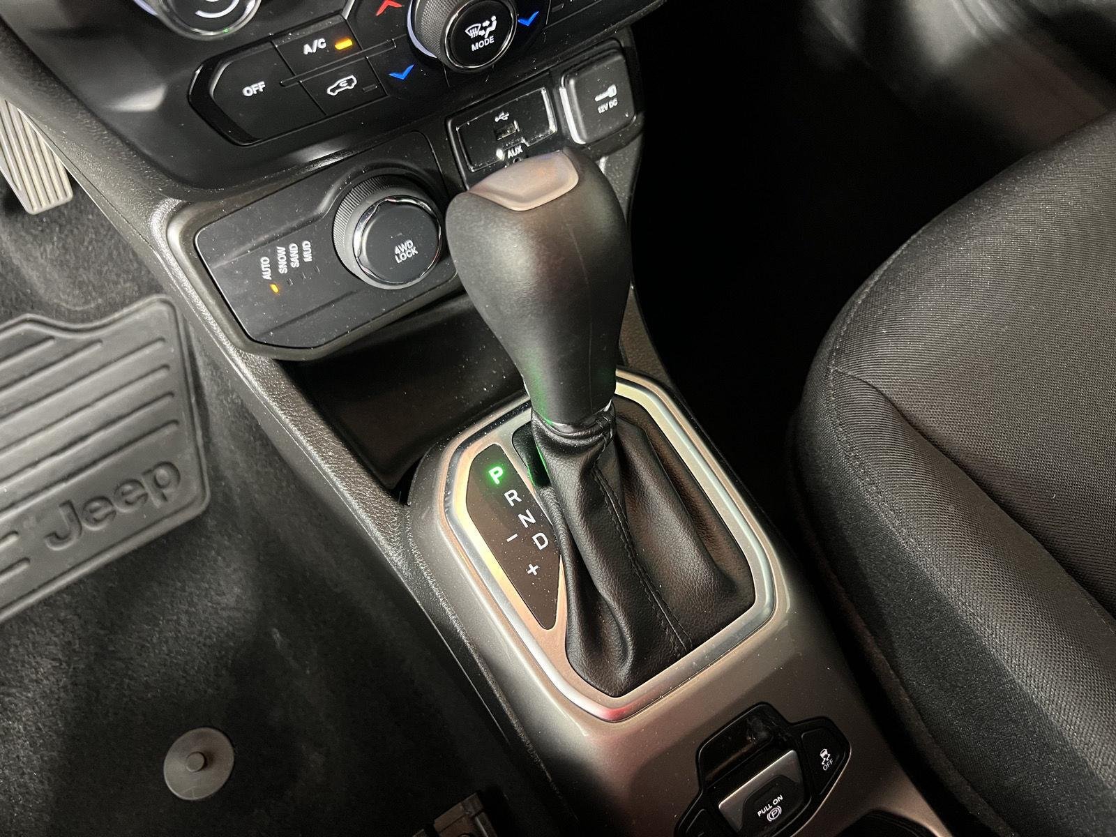 Used 2022 Black Clearcoat Jeep Latitude image 18