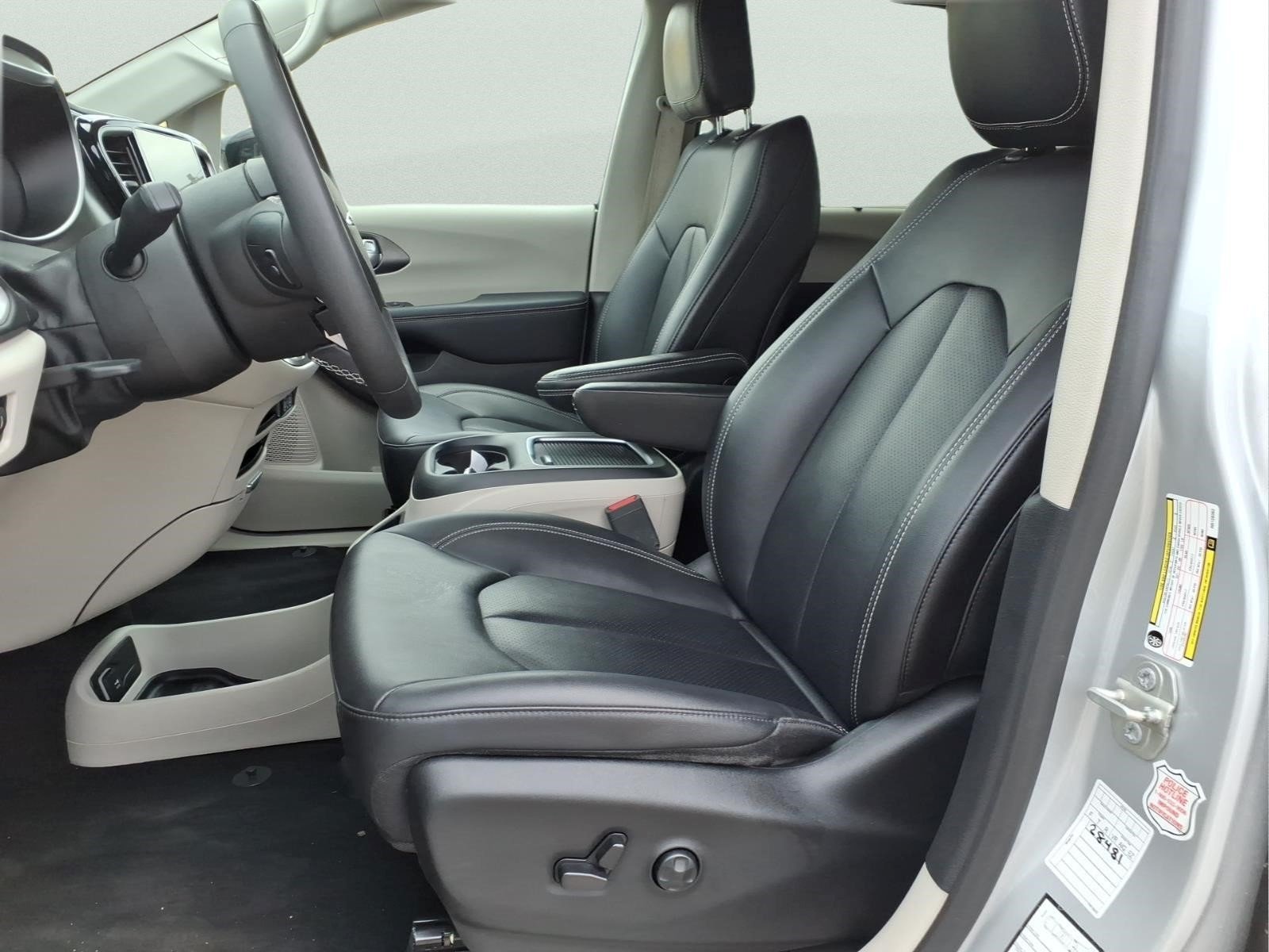 Used 2024 Silver Chrysler Touring L image 22