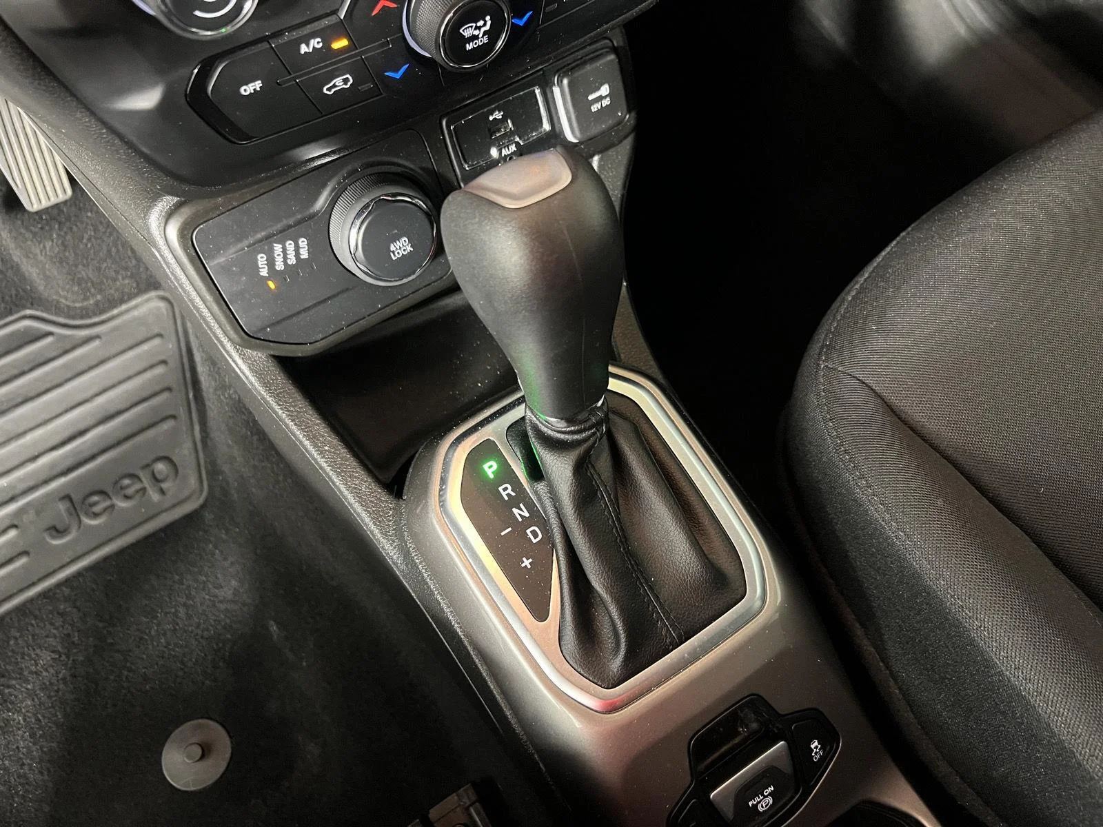 Used 2022 Black Clearcoat Jeep Latitude image 18