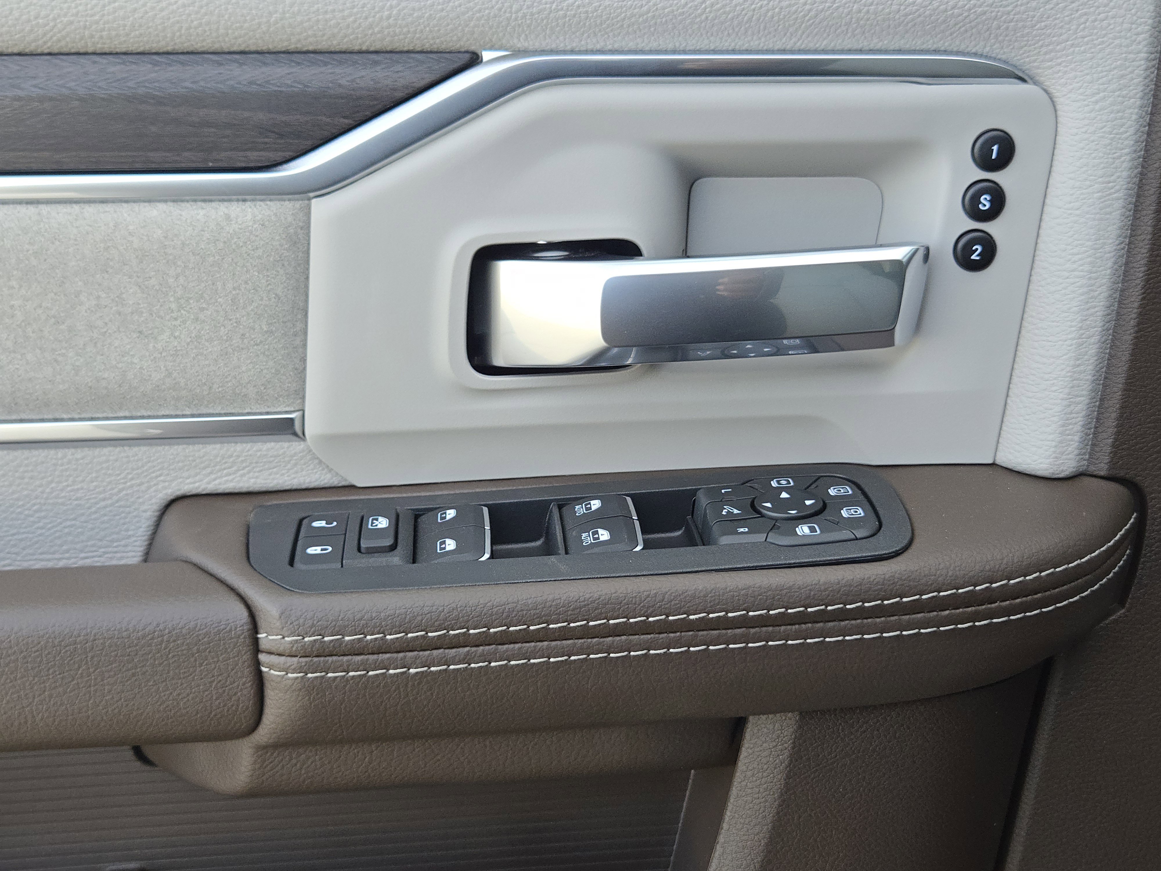 New 2026 Bright White Clear-Coat Exterior Paint RAM Laramie image 19