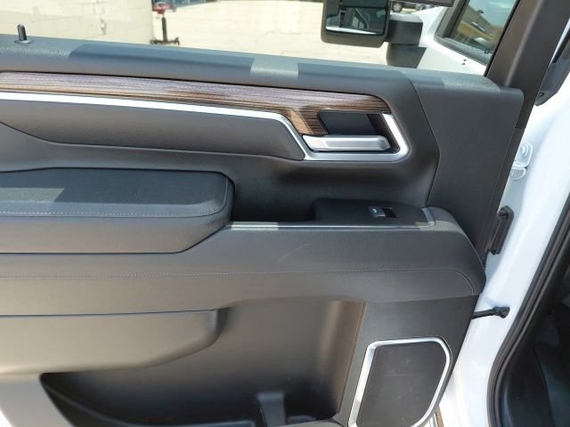 Used 2025 White Chevrolet LT image 27