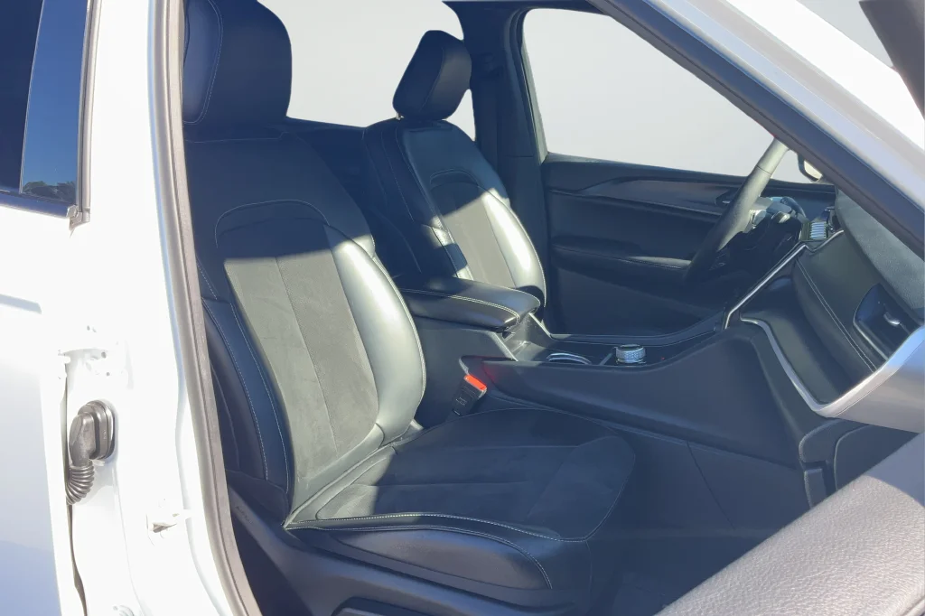 Used 2023 White Jeep Altitude image 19