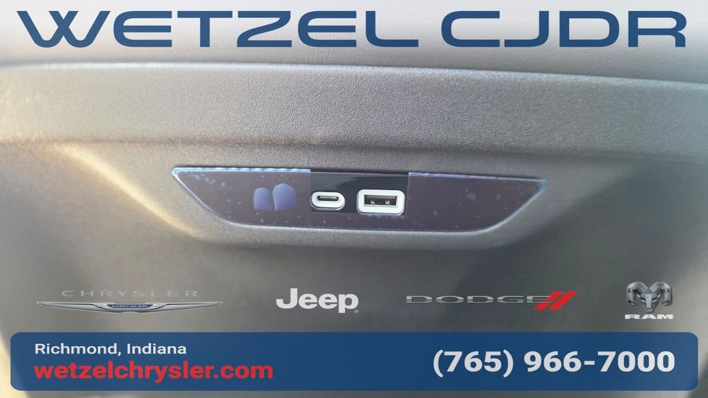 New 2027 Diamond Black Crystal Pearl-Coat Exterior Paint Chrysler Select image 34