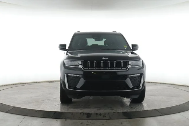 New 2026 Diamond Black Crystal Pearl-Coat Exterior Paint Jeep Limited image 11