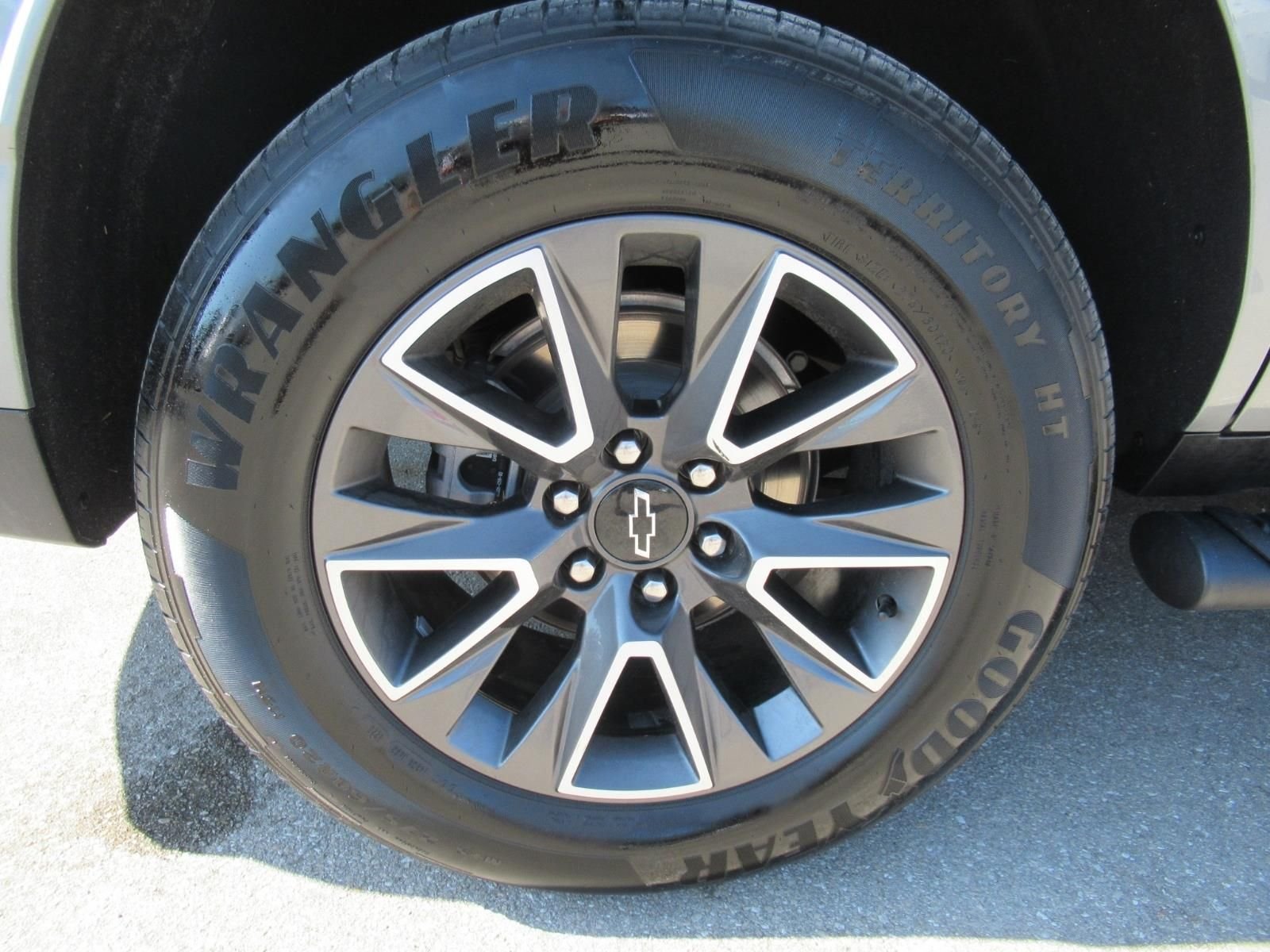 Used 2024 Gray Chevrolet Z71 image 8