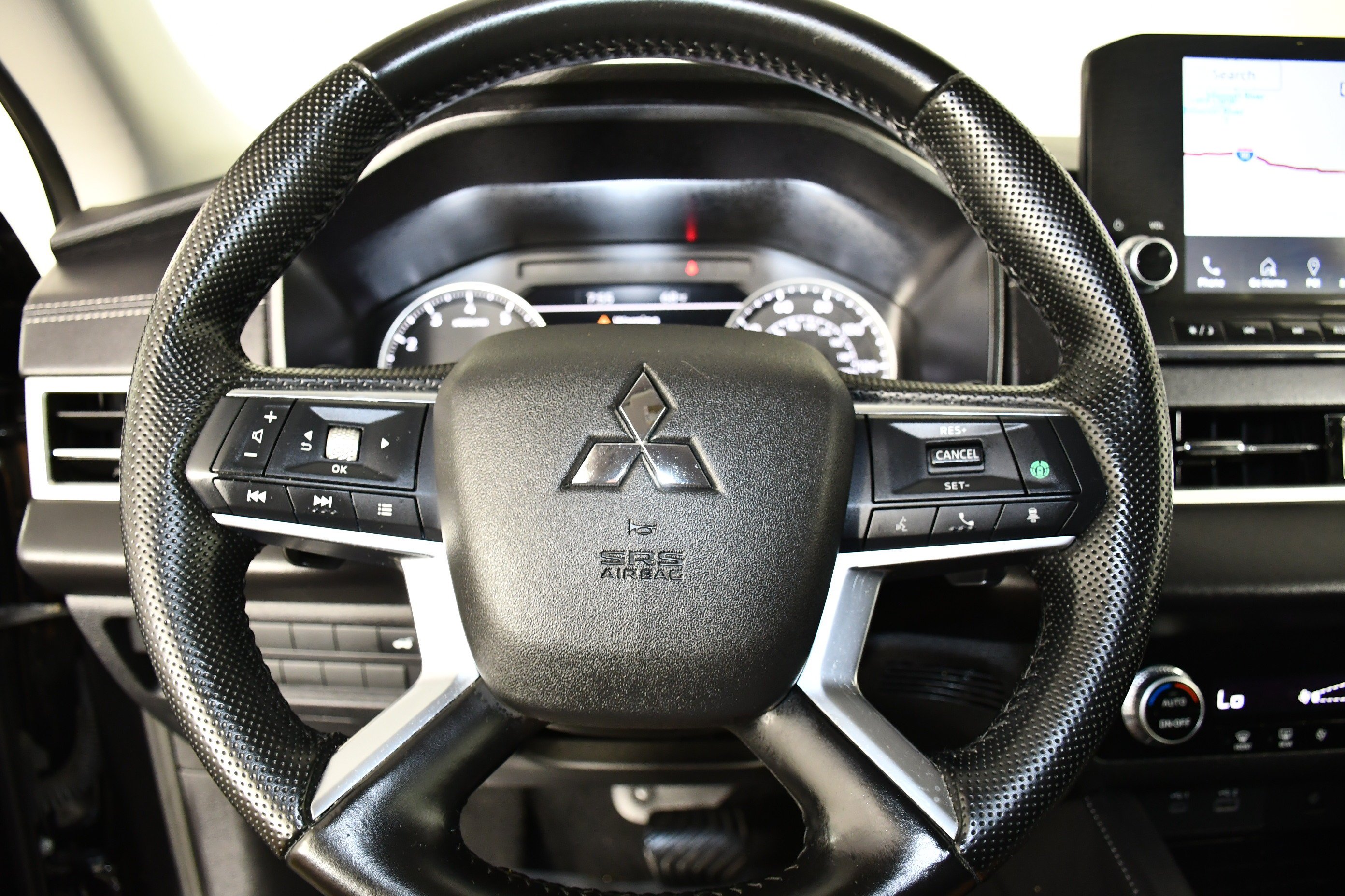 Certified Used 2024 Labrador Black Pearl Mitsubishi SE image 18