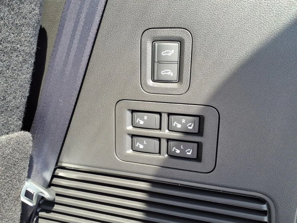 New 2026 Everest White TriCoat / Super Black Two-tone Nissan Platinum Reserve image 8