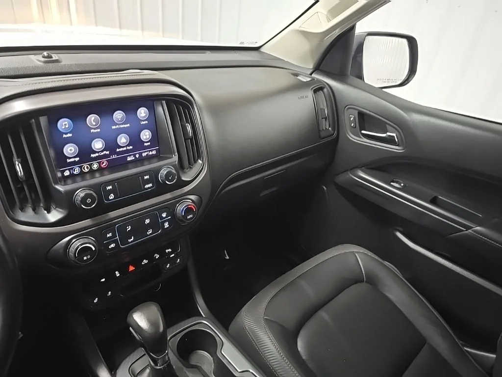 Used 2022 White GMC AT4 w/Leather image 25