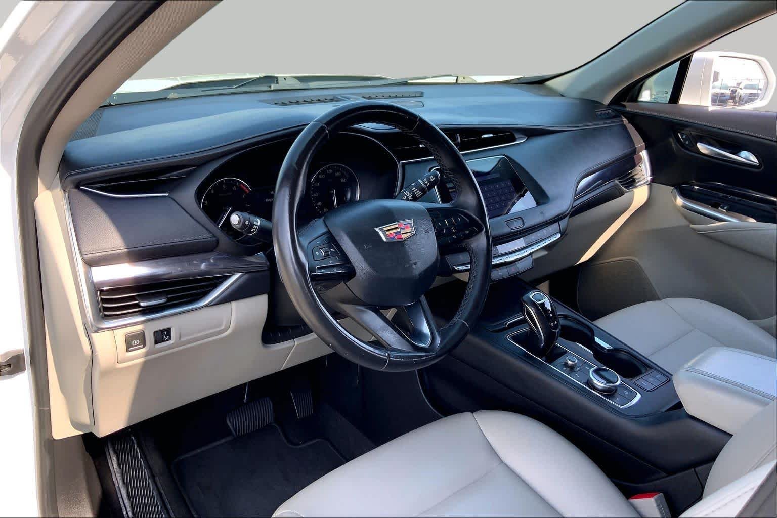 Used 2019 Crystal White Tricoat Cadillac FWD Luxury image 27