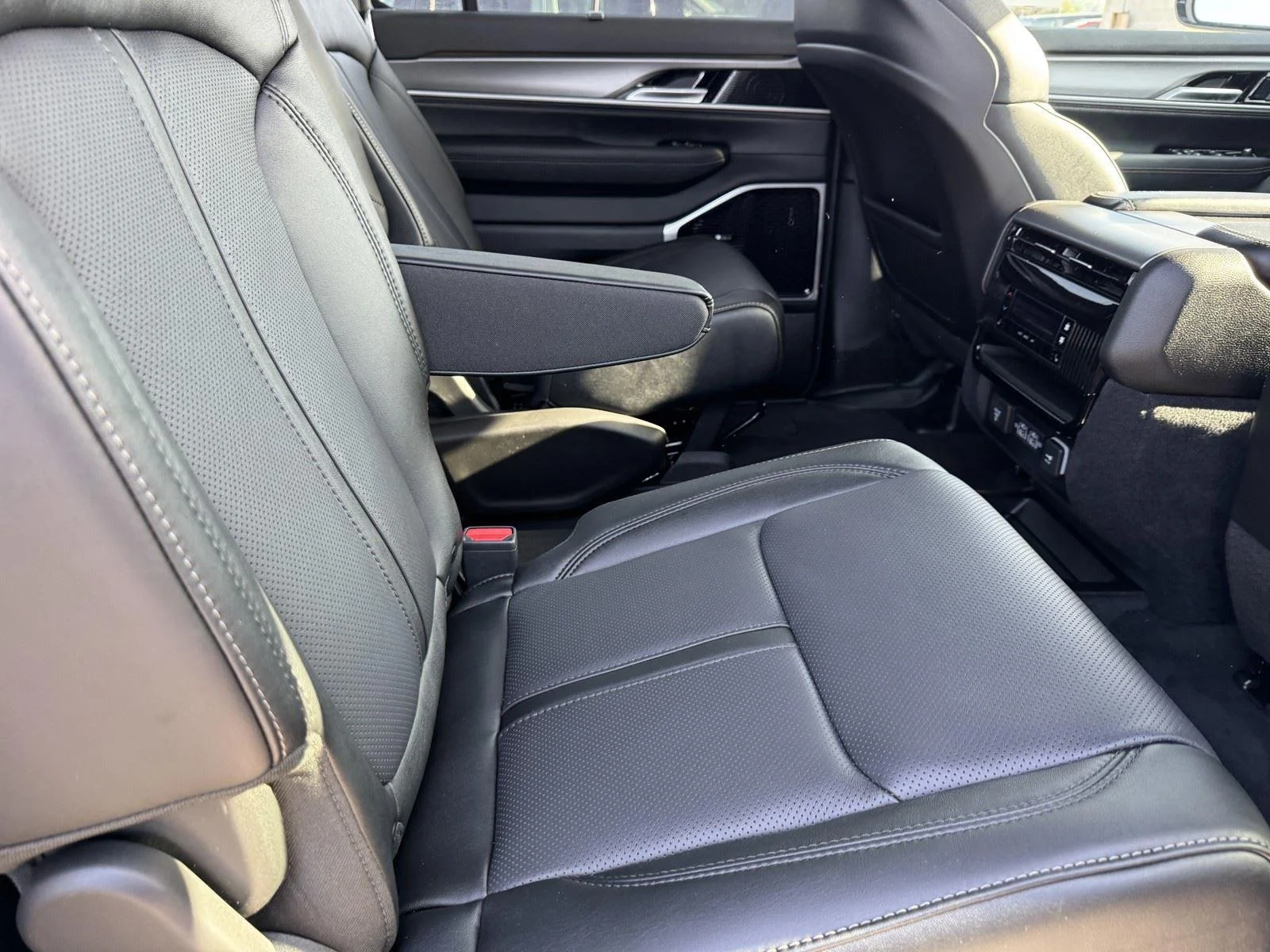 New 2026 High Gloss Black Exterior Paint Jeep Limited Reserve image 10