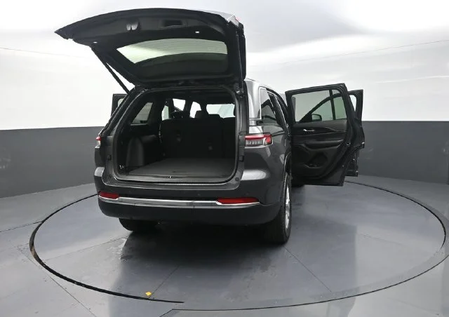 New 2026 Baltic Gray Metallic Clear-Coat Exterior Paint Jeep Laredo X image 35