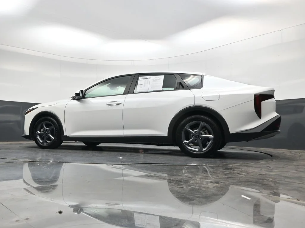 Used 2025 White Kia LXS image 36