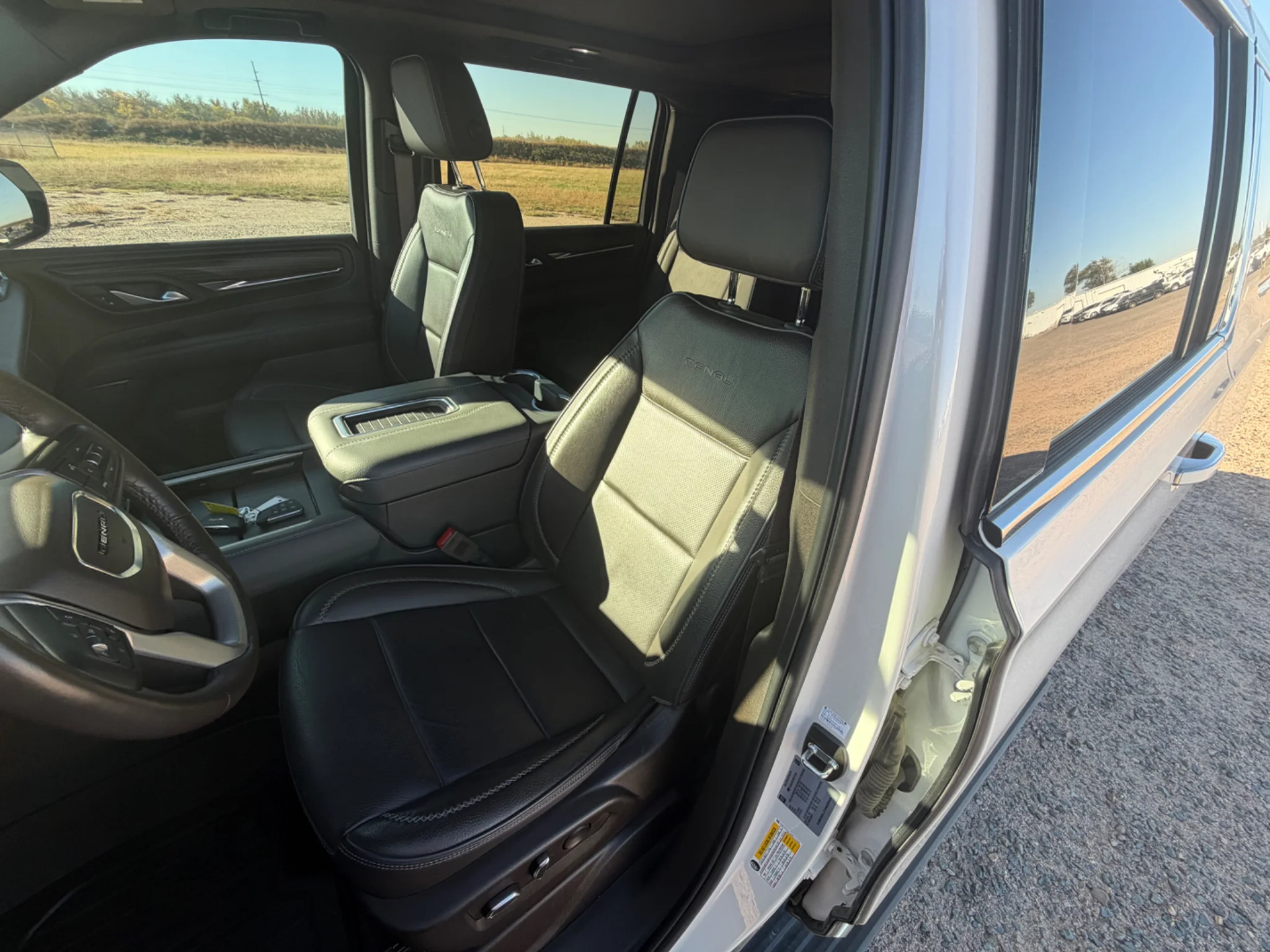 Used 2022 White Frost Tricoat GMC Denali image 11