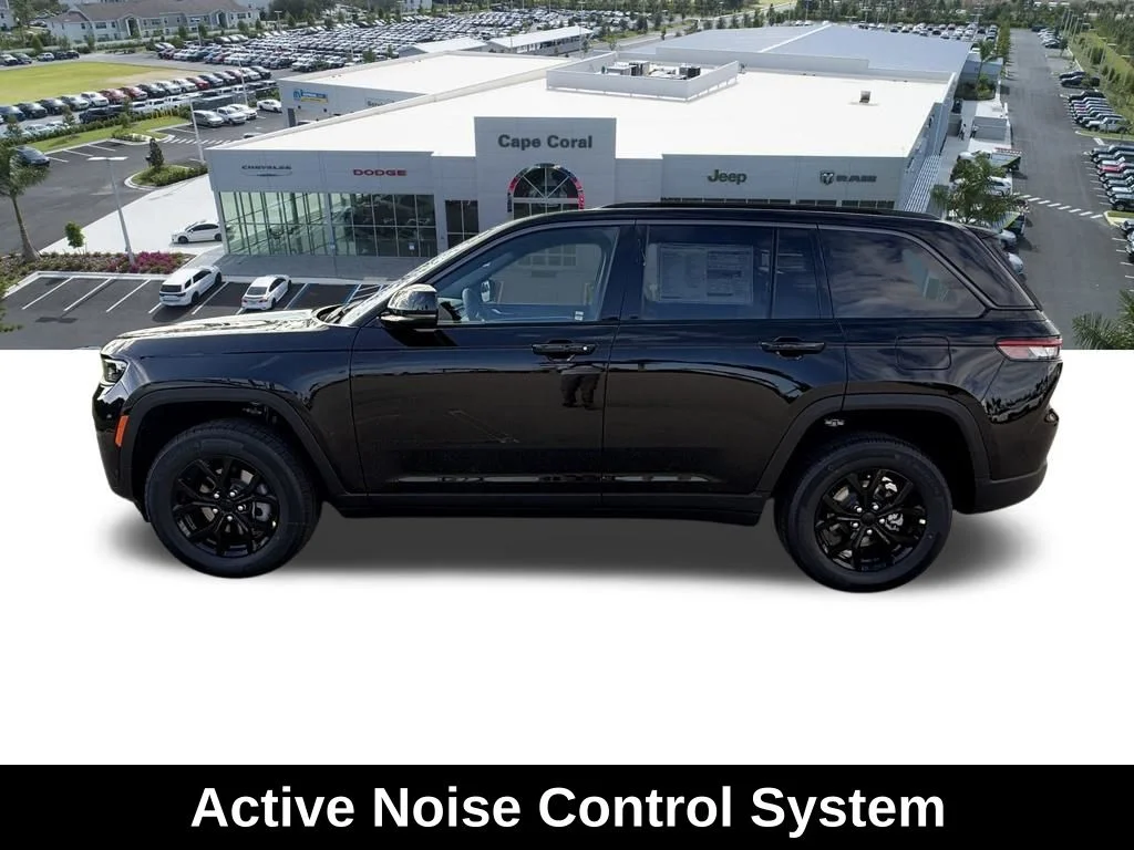 New 2026 Diamond Black Crystal Pearl-Coat Exterior Paint Jeep Altitude image 7