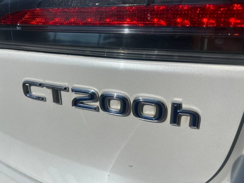 Used 2015 White Lexus 200h image 14