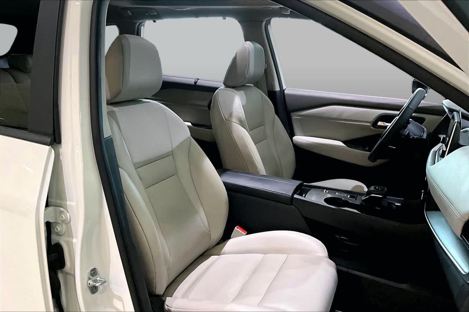 Used 2023 Pearl White Tricoat Nissan SV image 9