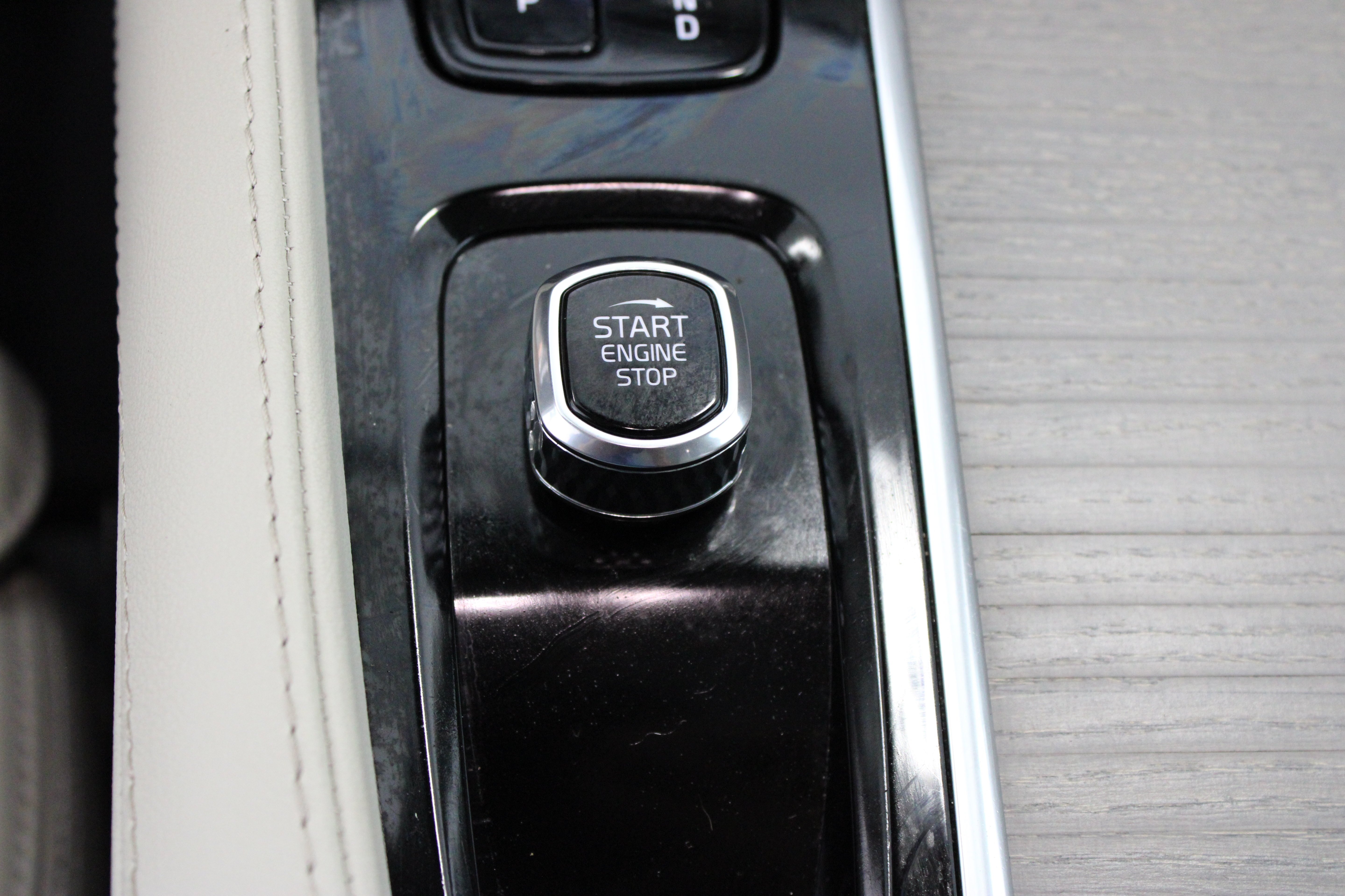 Used 2025 Vapour Grey Metallic Volvo Ultra 2.0T/Electric image 18