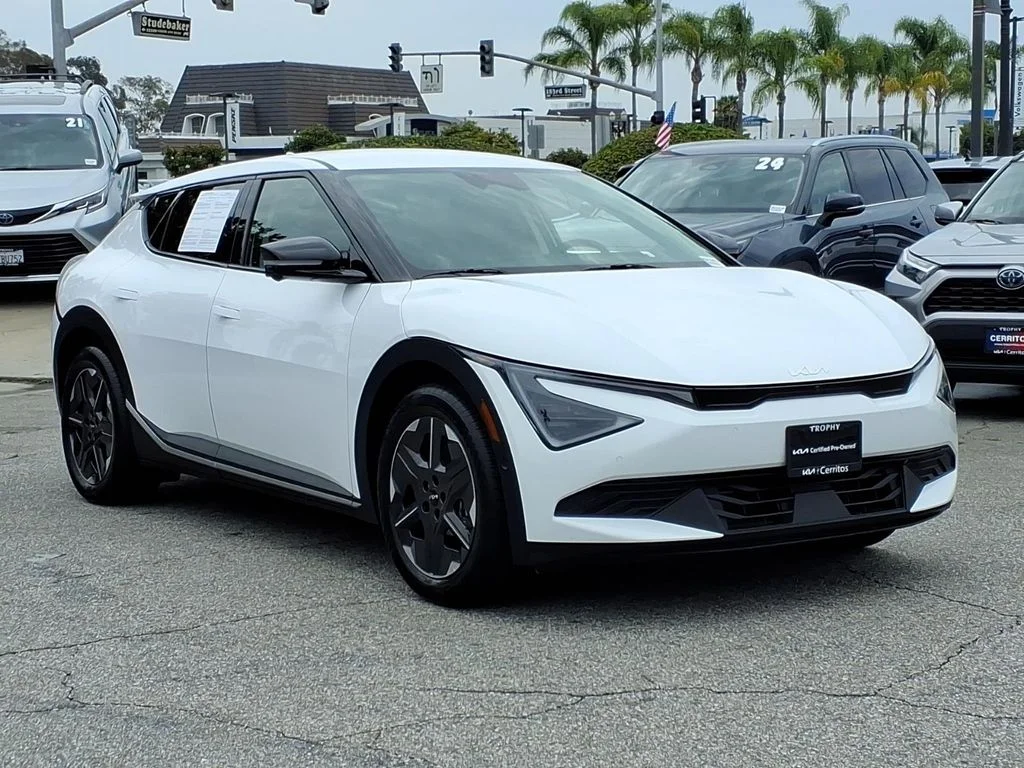 Certified Used 2025 White Kia Light image 3