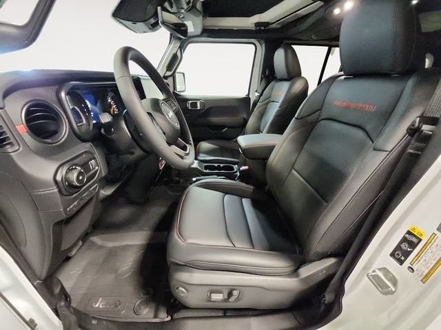 New 2026 Bright White Clear-Coat Exterior Paint Jeep Rubicon image 9
