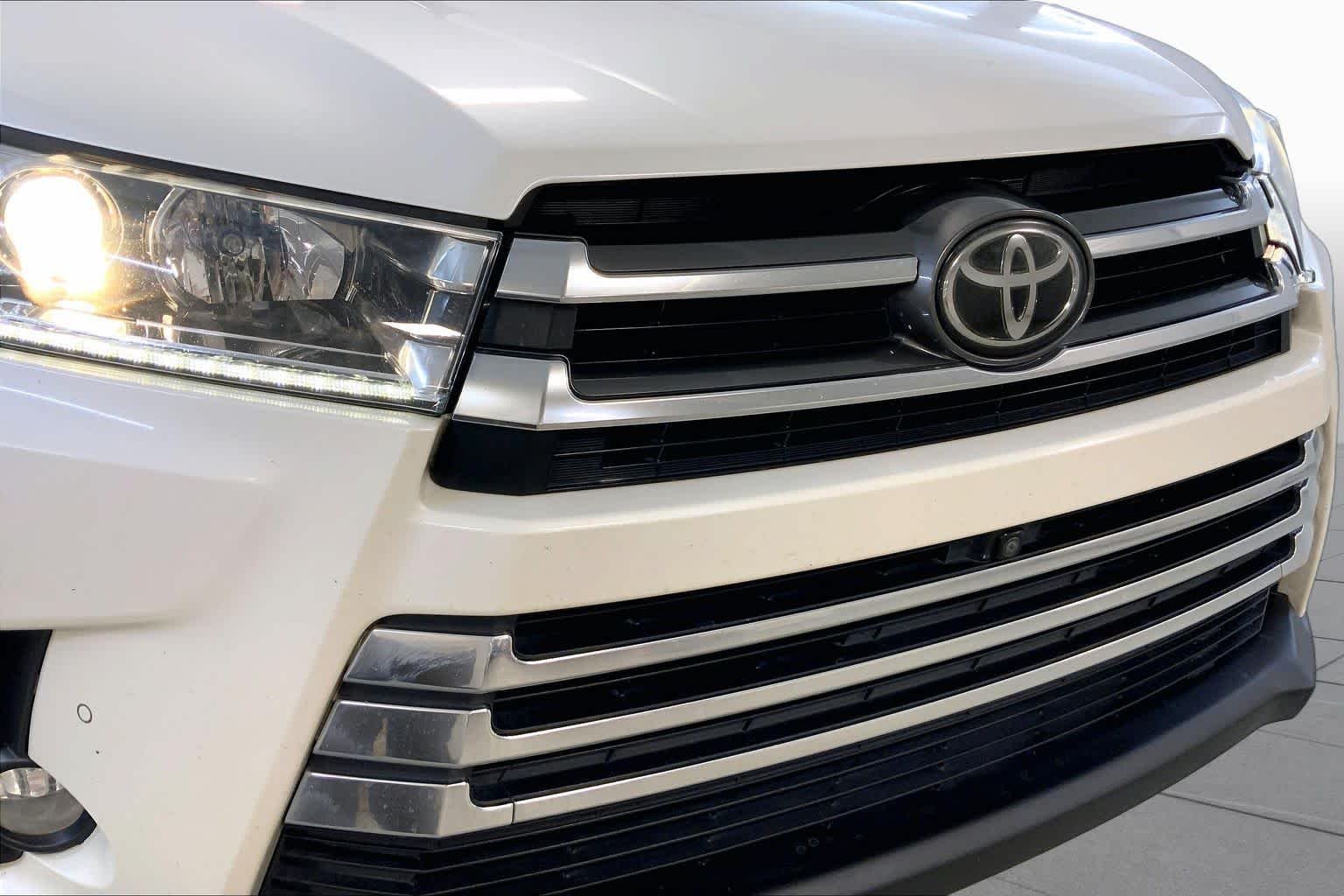 Used 2017 Blizzard Pearl Toyota Limited Platinum image 32