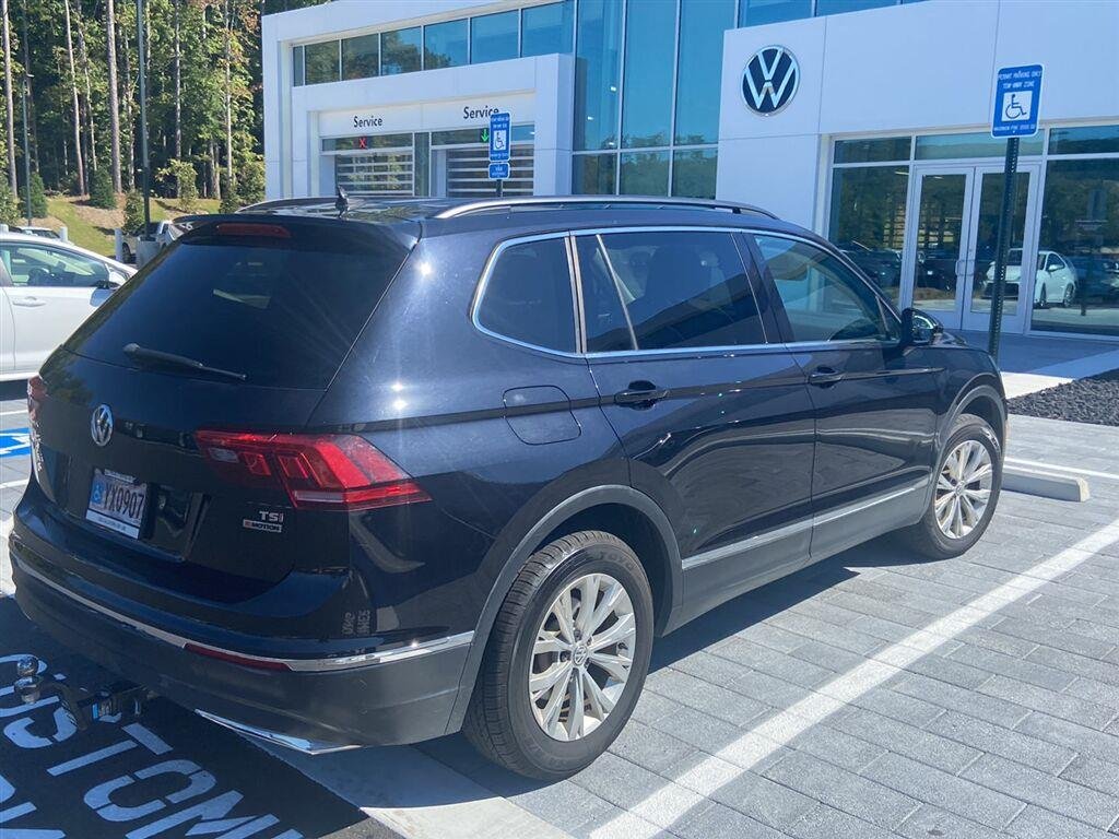 Used 2018 Deep Black Pearl Metallic Volkswagen SE image 4
