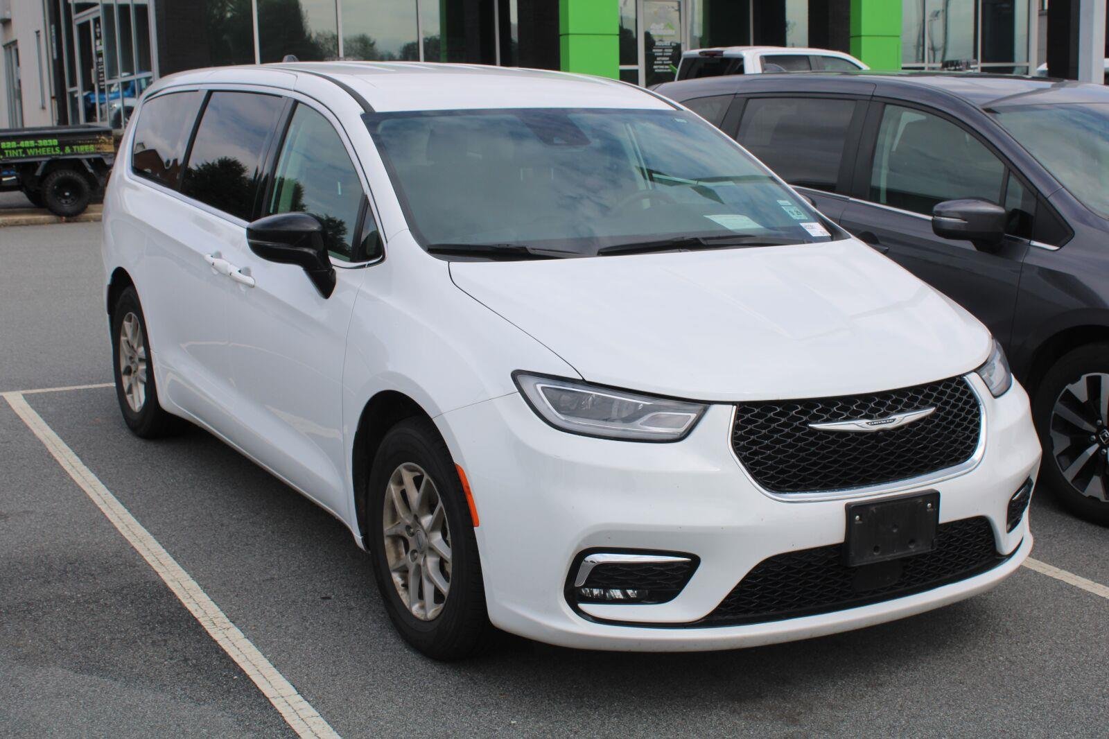 Used 2024 Bright White Clearcoat Chrysler Touring L image 3