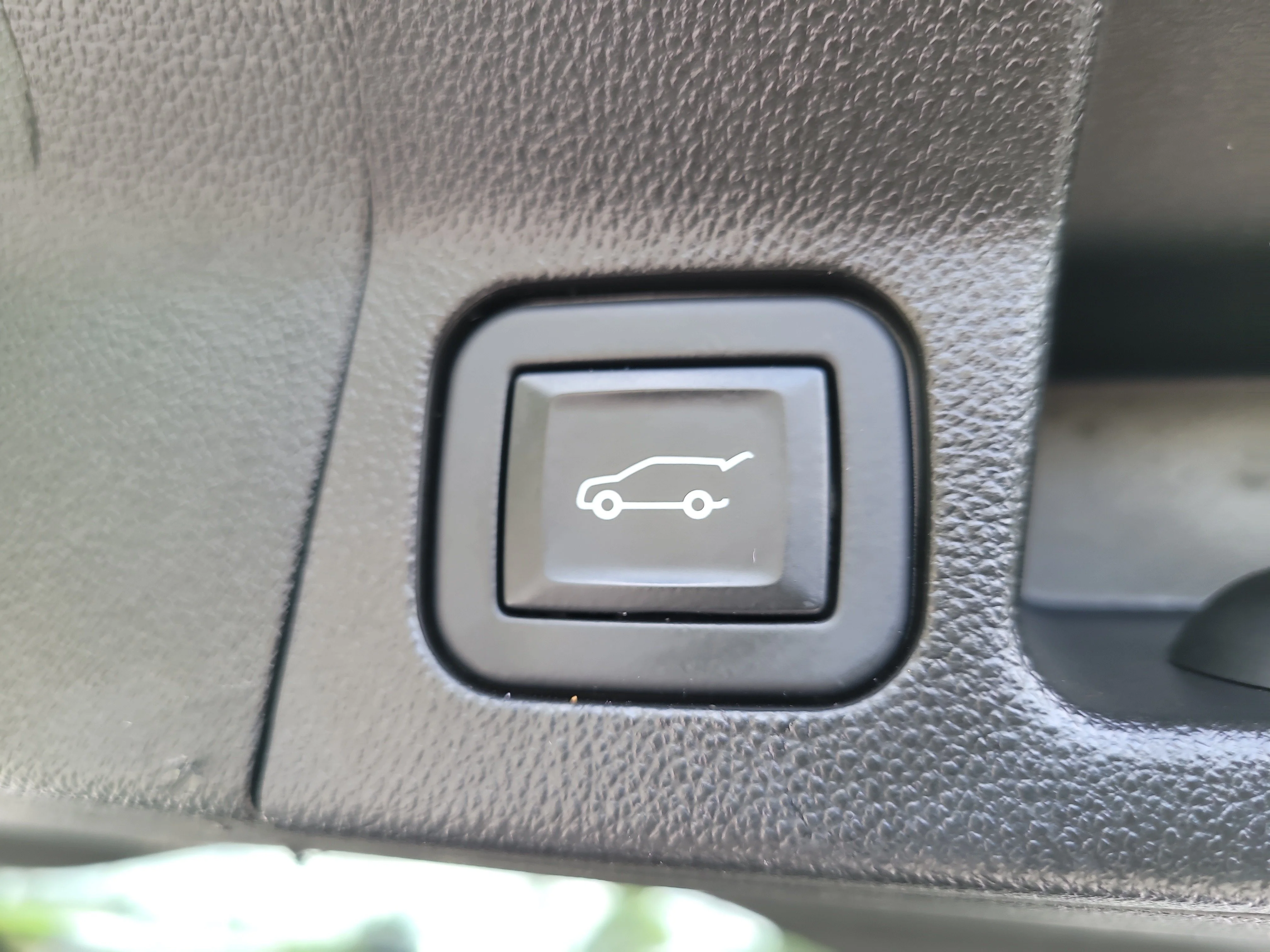 Used 2023 Summit White GMC SLE image 9