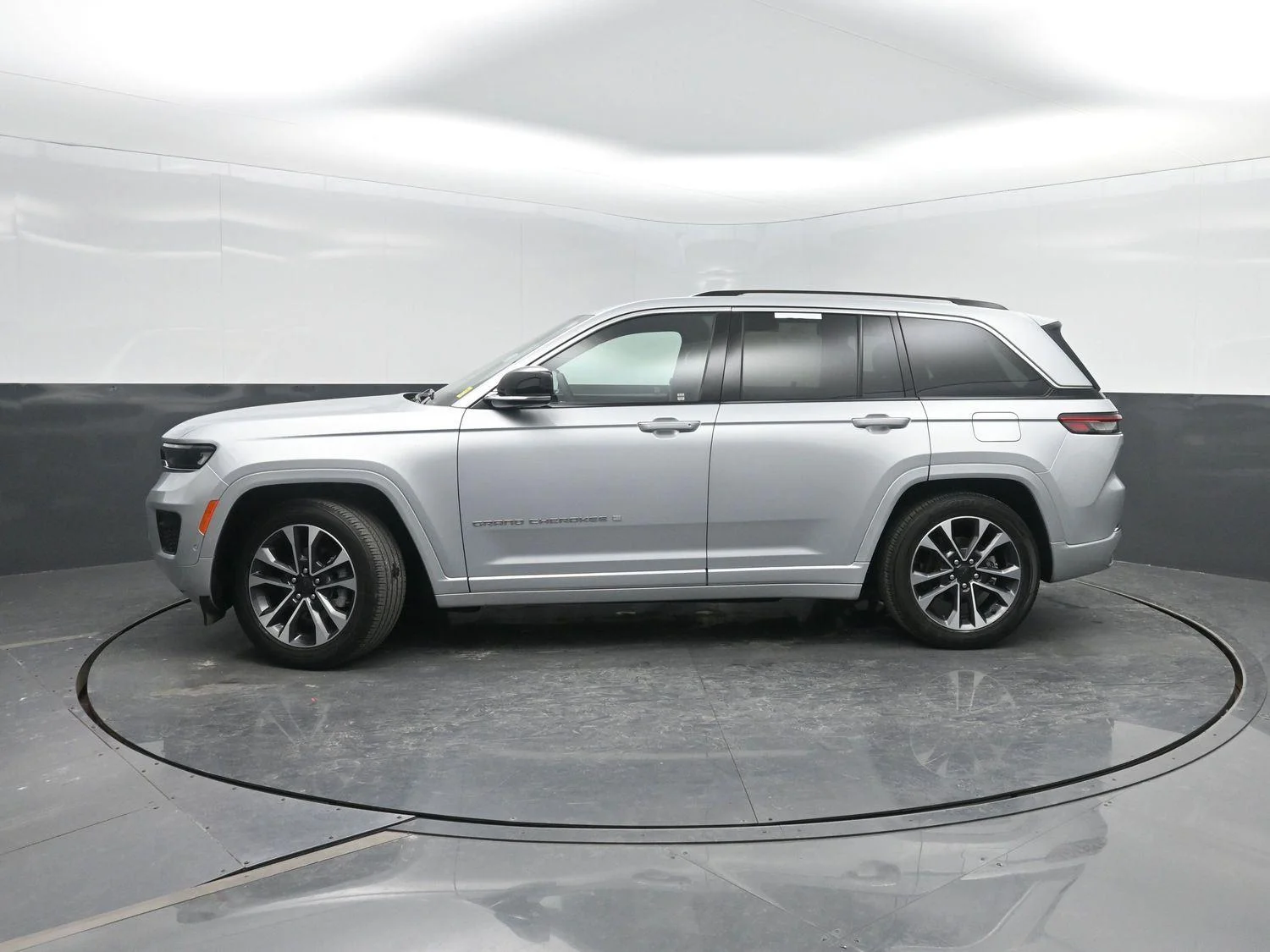 2023 Jeep Grand Cherokee Overland 4x4's photo