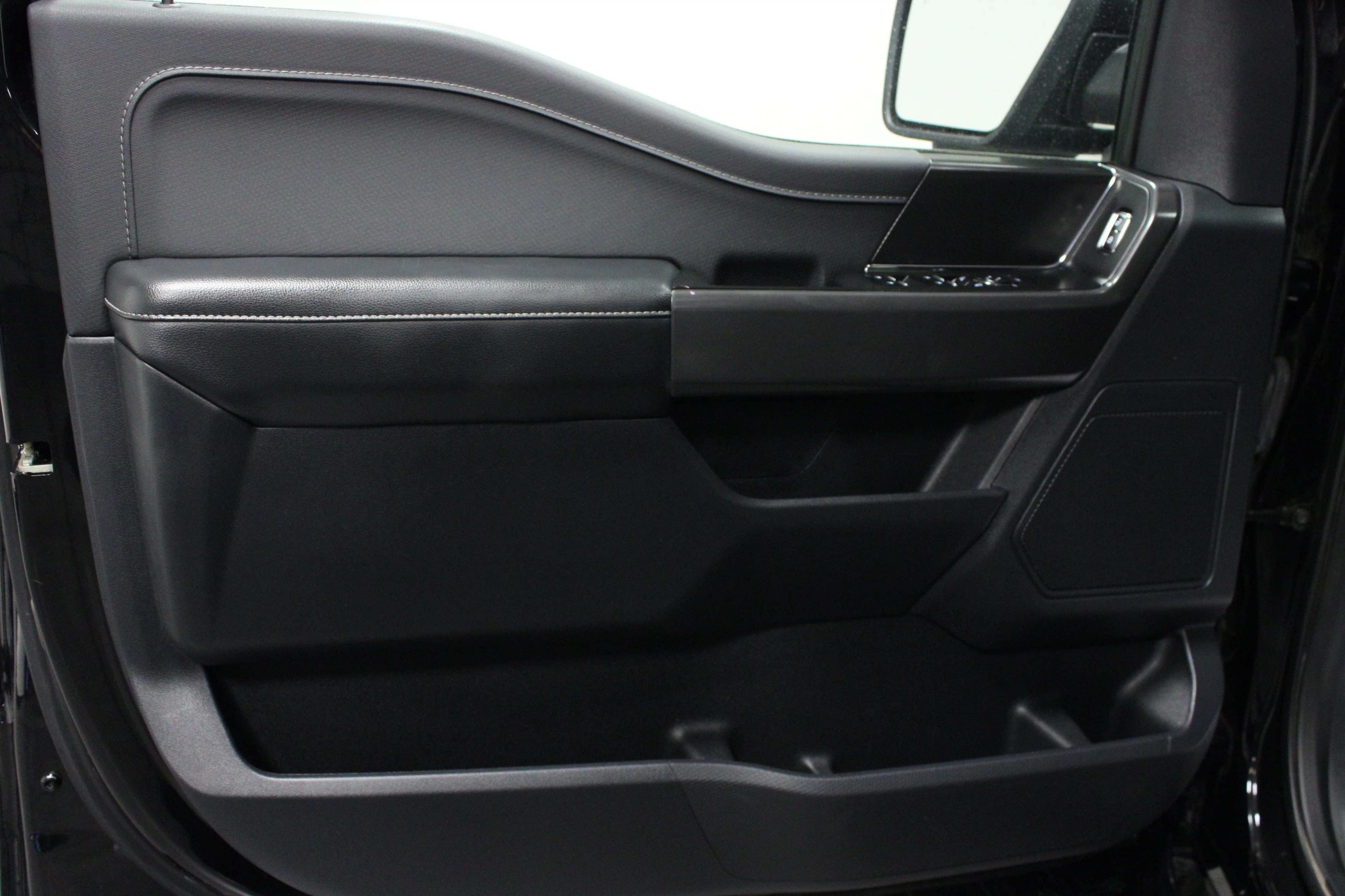 Used 2024 Agate Black Metallic Ford XLT image 11