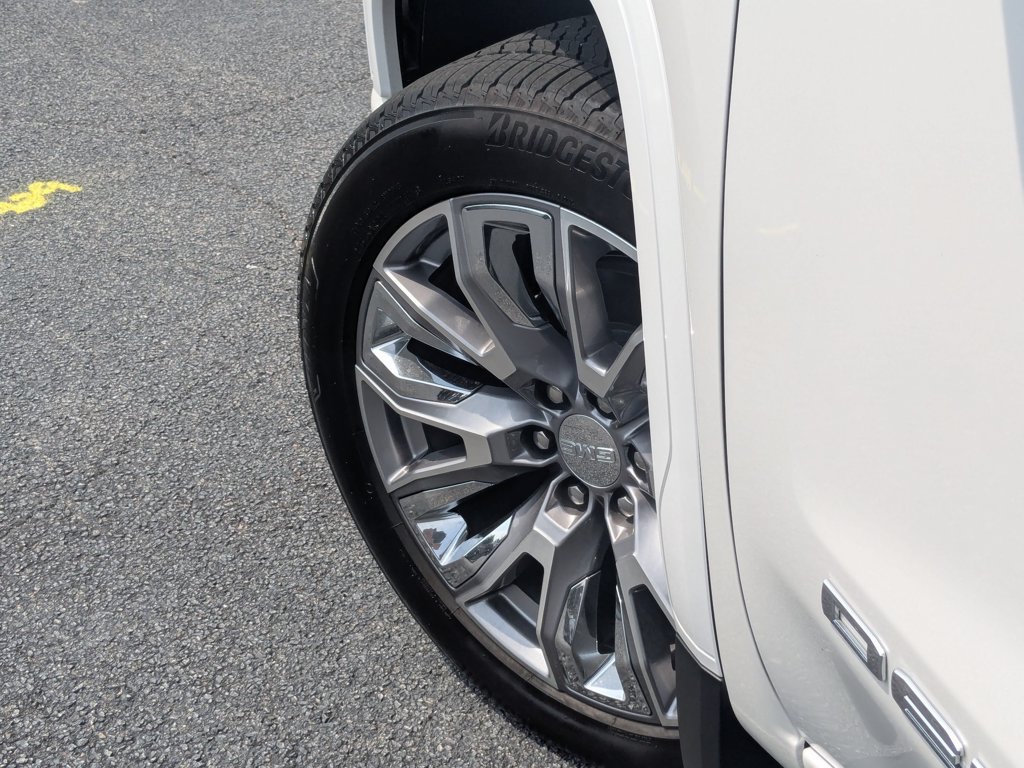 Used 2025 White Frost Tricoat GMC Denali image 9