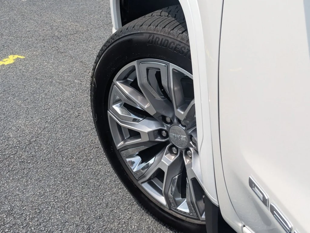 Used 2025 White Frost Tricoat GMC Denali image 9