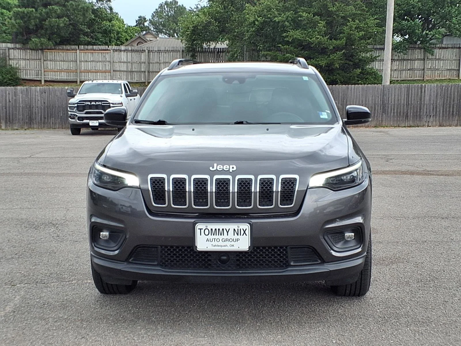 Used 2022 Granite Crystal Metallic Clearcoat Jeep Latitude Lux image 23