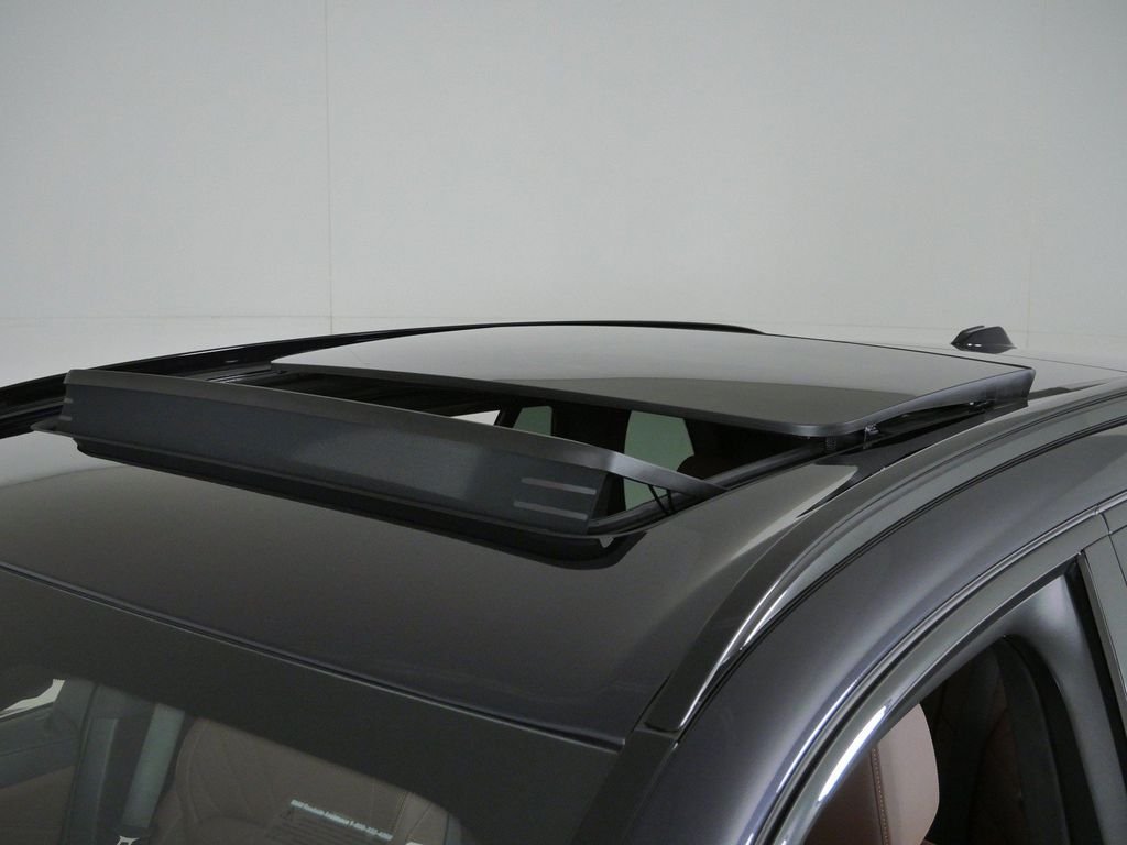 New 2026 Carbon Black Metallic BMW xDrive50e image 17